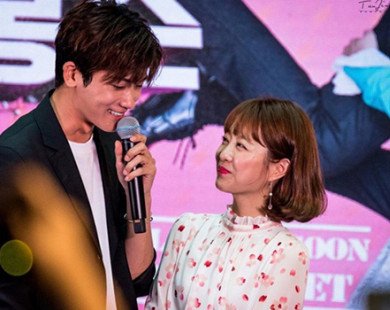 Cặp đôi Bong-Min liên tục liếc mắt đưa tình, dính như sam tại sự kiện
