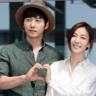 Lee Sang Woo - Kim So Yeon tay trong tay lên đường sang Áo chụp hình cưới  