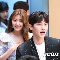 Ji Chang Wook thân mật ôm eo bạn diễn “kém sắc” khiến fan “gào thét”