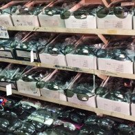 Kính mắt 'hàng hiệu' giá 2.000 đồng một chiếc