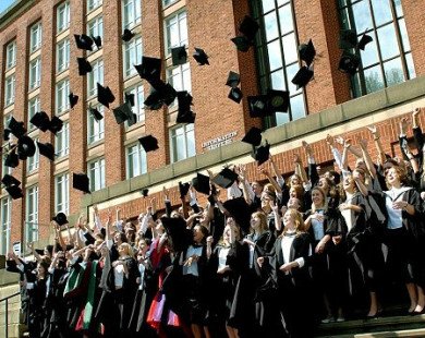 Trường đại học Anh cấm sinh viên ném mũ trong lễ tốt nghiệp