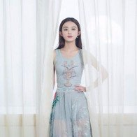 Lưu Diệc Phi và Triệu Lệ Dĩnh liên tục mặc đụng váy áo