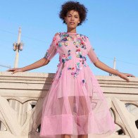 Chuyện chọn trang phục dự tiệc cưới: Phải đúng mùa, hợp thời điểm