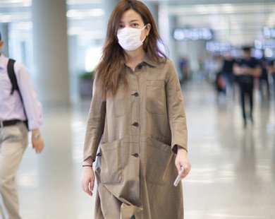 Không thể nhận ra đại gia showbiz Triệu Vy vì phong cách xuề xòa ở sân bay