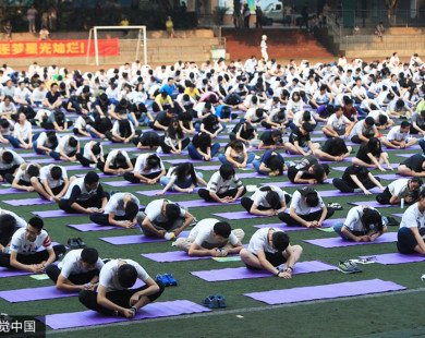 Học sinh Trung Quốc tập yoga trước kỳ thi khắc nghiệt