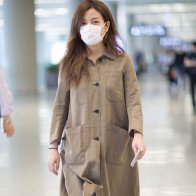Không thể nhận ra đại gia showbiz Triệu Vy vì phong cách xuề xòa ở sân bay