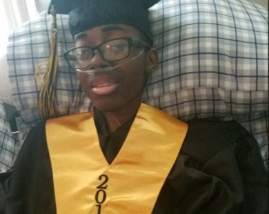 Nam sinh mắc bệnh ung thư nhận bằng tốt nghiệp trước khi qua đời