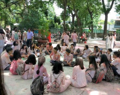 Học sinh lớp 12 ở Sài Gòn ném bột màu vào trường ngày chia tay