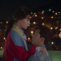 Nổi cơn ghen, Park Seo Joon… áp mặt sát vào Kim Ji Won