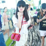 Dương Mịch xinh đẹp trên chuyến bay về dự sinh nhật con gái cưng