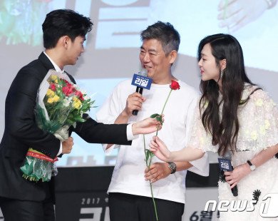 Sulli xinh đẹp, dịu dàng sánh đôi bên Kim Soo Hyun trong buổi họp báo movie mới
