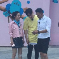 Té trầy chân chảy máu, Triệu Lệ Dĩnh vẫn kiên trì tiếp tục công việc