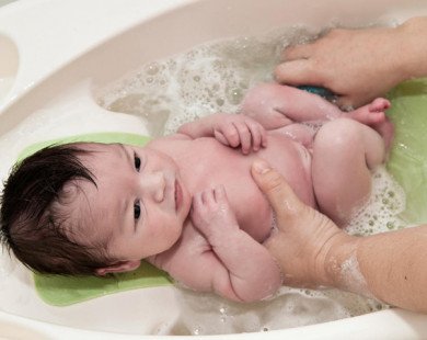 Tắm và sử dụng điều hòa cho trẻ sơ sinh đúng cách trong ngày nắng nóng 40 độ C để bé không ốm