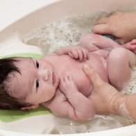 Tắm và sử dụng điều hòa cho trẻ sơ sinh đúng cách trong ngày nắng nóng 40 độ C để bé không ốm