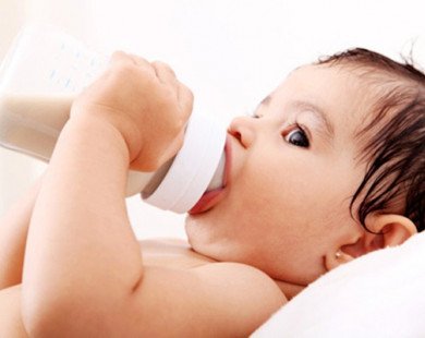 Cách xử lý trẻ bị sặc sữa 