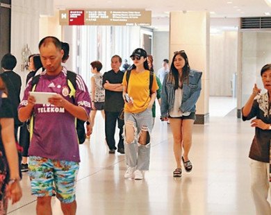 Phạm Băng Băng mặc quần rách hầm hố dạo chơi tại Hong Kong