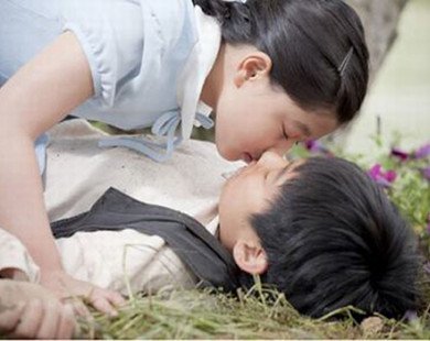 Sao nhí Hàn đóng cảnh hôn môi, phim 18+ khi chưa đủ tuổi