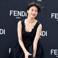 Suýt "lộ hàng", Suzy vẫn tươi cười "ngây ngô" cực đáng yêu