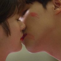 Cận cảnh màn hôn nhau nhận nhiều chỉ trích trong 'Father is Strange'