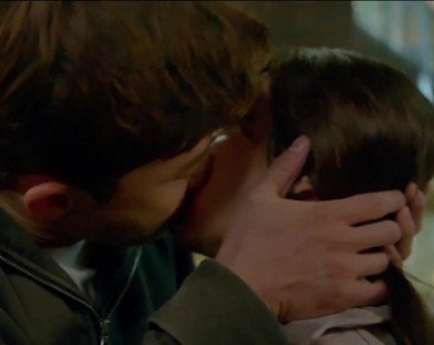 Không cho phép hiểu nhầm, Park Seo Joon hôn Kim Ji Won liền hai lần!