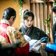 Loạt ảnh hậu trường dễ thương của mỹ nam Yoo Seung Ho trong Mặt nạ quân chủ