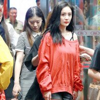 Dương Mịch diện áo "rách rưới", tóc bù xù, lộ mặt buồn thiu