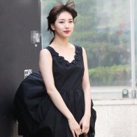 Bị gió thổi tốc váy, mỹ nhân Hàn vẫn giữ được vẻ duyên dáng