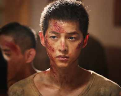 Phim 500 tỉ của Song Joong Ki bị tố bóc lột, ki bo tiền ăn kem với diễn viên quần chúng