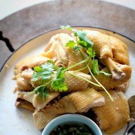 Gà luộc chấm muối tiêu xưa rồi, phải chấm sốt gừng mới chất và đậm đà