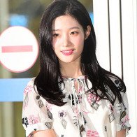 Tới Việt Nam đóng phim, nữ thần thế hệ mới Jung Chae Yeon gây náo loạn sân bay Tân Sơn Nhất vì quá đẹp