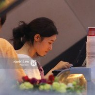 "Nữ thần sắc đẹp thế hệ mới" Jung Chae Yeon thoải mái đi mua sắm và ăn kem ở trung tâm thương mại đông người tại Việt Nam