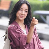 Lee Hyori mặc đồ xuề xòa, nhàu nhĩ khi về Seoul