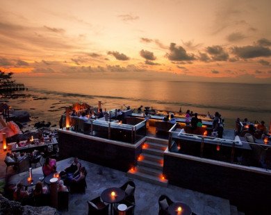 Tới quán bar bên bờ biển tốt nhất thế giới ở Indonesia