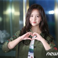 Dàn diễn viên Mặt Nạ Quân Chủ xuất hiện cực rạng rỡ ngày đóng máy phim