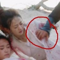 Fan phẫn nộ vì Triệu Lệ Dĩnh bị đàn ông sờ ngực trên phim trường