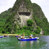 Giới trẻ phấn khích khi lần đầu khám phá "nhà Kong" bằng kayak