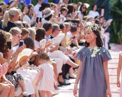 Con gái của Lý Á Bằng - Vương Phi biểu diễn thời trang tại Paris