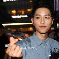 Song Joong Ki cười rạng rỡ dưới mưa, lần đầu xuất hiện sau thông báo kết hôn