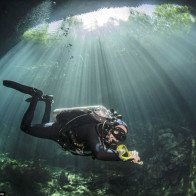 Hình ảnh ngoạn mục đến khó tin bên trong hang động ngầm dưới đáy đại dương