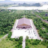 Ngắm ngôi chùa lớn nhất Việt Nam đẹp ngỡ ngàng từ độ cao 100m