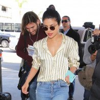 Sơ mi kẻ, món đồ không thể thiếu của sao hè này