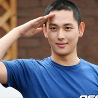 Lâu lắm Kbiz mới có một mỹ nam cạo trọc nhập ngũ, "phì nhiêu" mà vẫn điển trai!