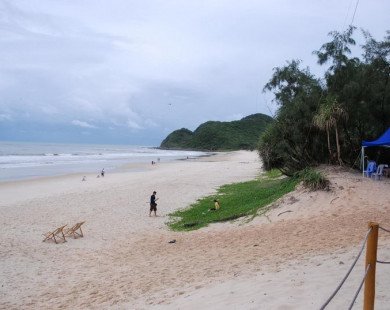 Tận hưởng bình yên ở bãi biển Sơn Hào, đảo Quan Lạn
