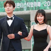 Thảm đỏ quốc tế Bucheon: Cuối cùng Jang Nara đã chịu "hở", dàn nghệ sĩ nữ nhan sắc thảm hại khoe vòng 1