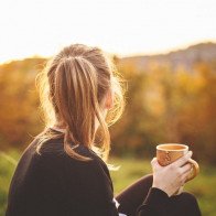 Con gái không cần xinh, chỉ cần có 3 đặc điểm này thì không bao giờ lo "ế"