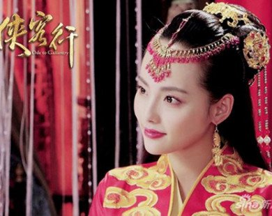 Trương Gia Nghê từng là “nàng thơ” của Quỳnh Dao, thành danh từ bộ phim Tân Một thoáng mộng mơ, gia nhập làng giải trí 10 năm nhưng Tân Hiệp khách hành là bộ phim võ hiệp đầu tiên của cô.