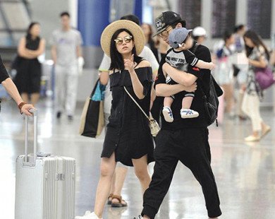 Trần Hiểu và Trần Nghiên Hy khoe con trai đáng yêu tại sân bay