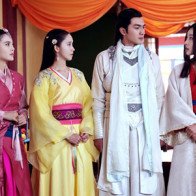 Yoona đang gặp quá nhiều đối thủ nhan sắc trong "The King Loves"?