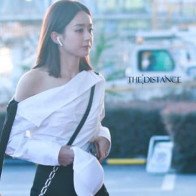 Khoe vai trần gợi cảm, Triệu Lệ Dĩnh gây sốt vì trẻ trung như gái đôi mươi