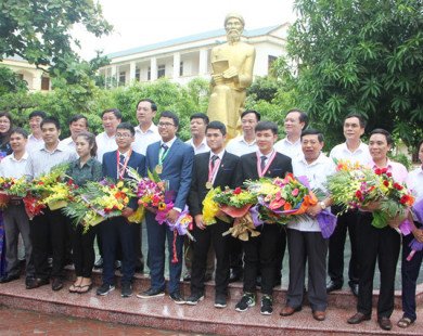 Trường Phan Bội Châu đón các chàng trai 'vàng' về xứ Nghệ